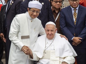 Momen Hangat Imam Besar Istiqlal dan Paus Fransiskus