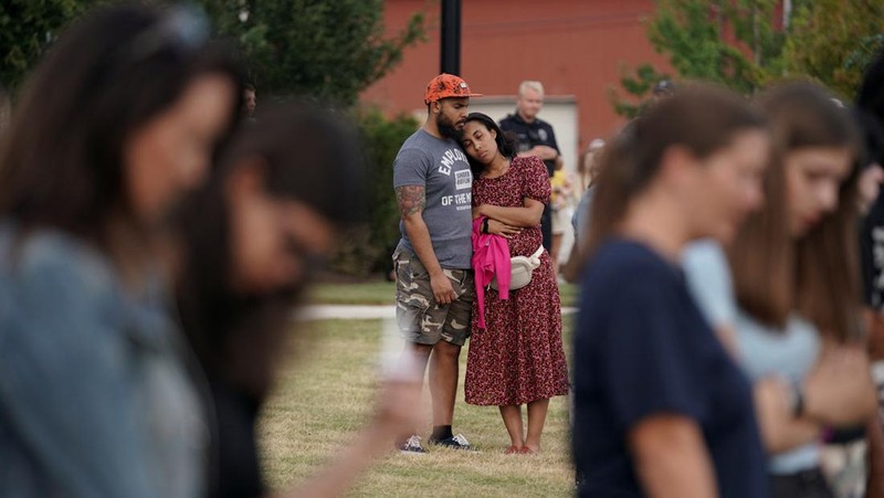 Petugas tanggap pertama berkumpul setelah petugas penegak hukum menanggapi penembakan fatal di Sekolah Menengah Apalachee dalam gambar diam dari video udara di Winder, Georgia, AS, 4 September 2024. (ABC Affiliate WSB via REUTERS)