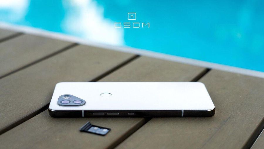 Osom Smartphone. (Instagram @osomprivacy)