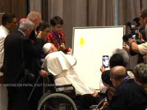 Goresan Pertama Paus Fransiskus di Kanvas Anak Penyandang Disabilitas
