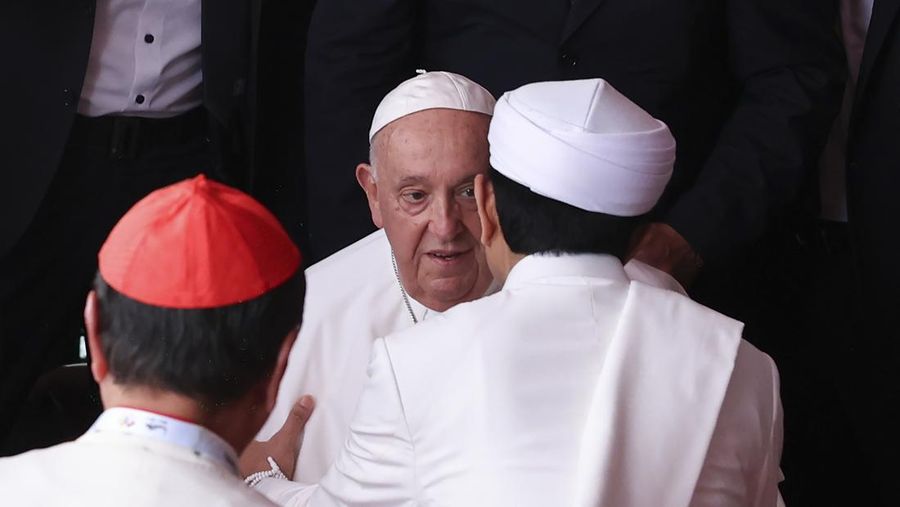 Paus Fransiskus, tengah, disambut oleh imam besar Masjid Istiqlal Nasaruddin Umar saat menghadiri pertemuan antaragama di Masjid Istiqlal di Jakarta, Kamis, 5 September 2024. (Ajeng Dinar Ulfiana/Pool Photo via AP)