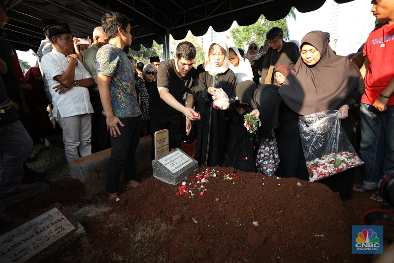 Pemakaman Ekonom Faisal Basri di TPU Menteng Pulo. (CNBC Indonesia/Tri Susilo Pemakaman Ekonom Faisal Basri di TPU Menteng Pulo. (CNBC Indonesia/Tri Susilo)