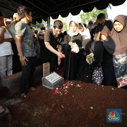 Tangis Pecah, Prosesi Pemakaman Ekonom RI Faisal Basri
