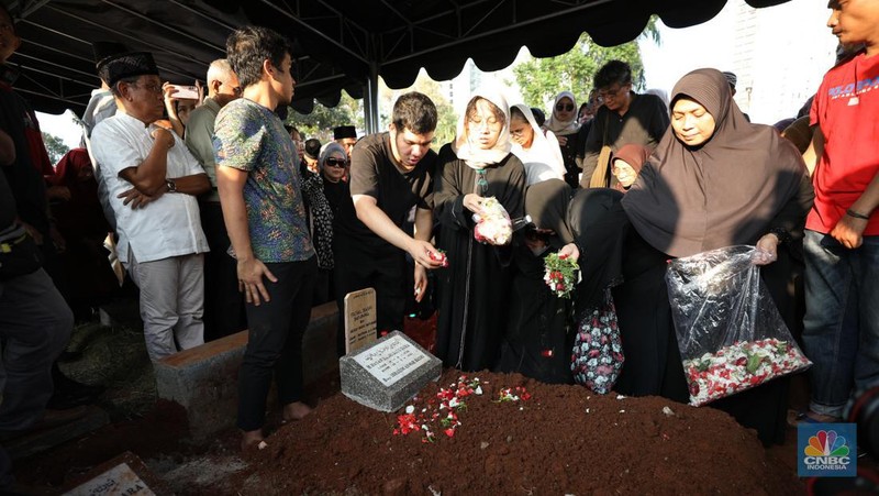 Pemakaman Ekonom Faisal Basri di TPU Menteng Pulo. (CNBC Indonesia/Tri Susilo)