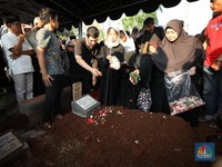 Tangis Pecah, Prosesi Pemakaman Ekonom RI Faisal Basri