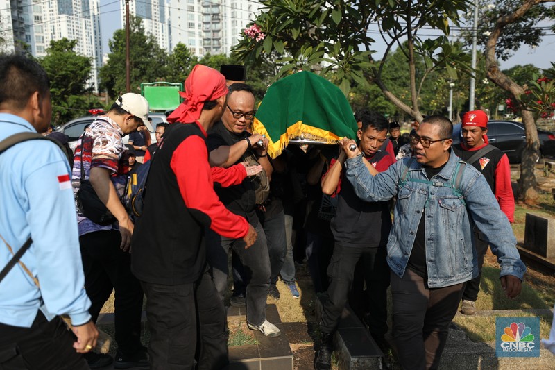 Pemakaman Ekonom Faisal Basri di TPU Menteng Pulo. (CNBC Indonesia/Tri Susilo)