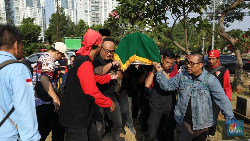 Pemakaman Ekonom Faisal Basri di TPU Menteng Pulo. (CNBC Indonesia/Tri Susilo)