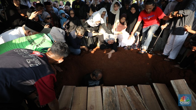 Pemakaman Ekonom Faisal Basri di TPU Menteng Pulo. (CNBC Indonesia/Tri Susilo Pemakaman Ekonom Faisal Basri di TPU Menteng Pulo. (CNBC Indonesia/Tri Susilo)