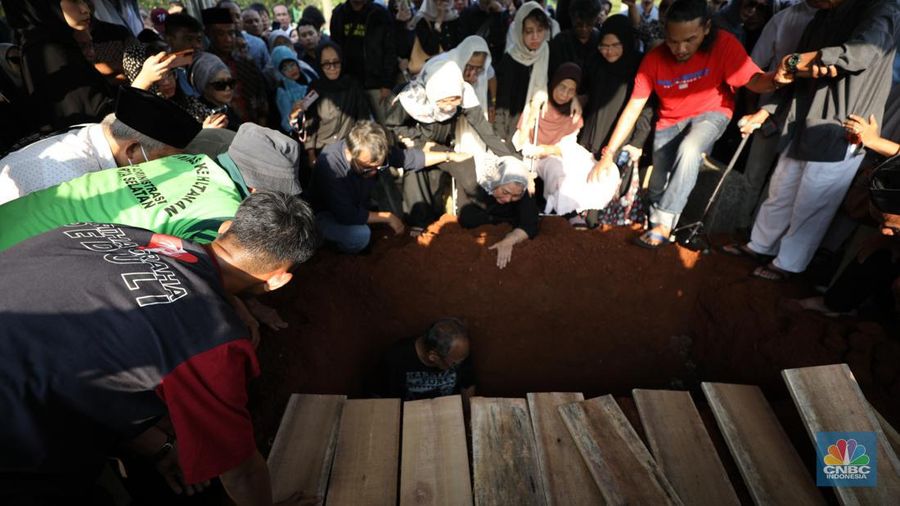 Pemakaman Ekonom Faisal Basri di TPU Menteng Pulo. (վ/Tri Susilo)