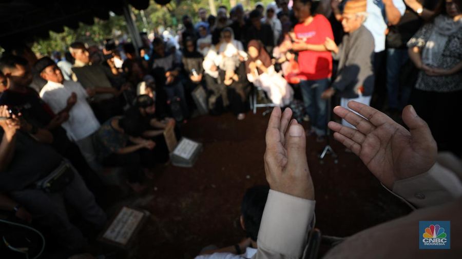 Pemakaman Ekonom Faisal Basri di TPU Menteng Pulo. (վ/Tri Susilo)