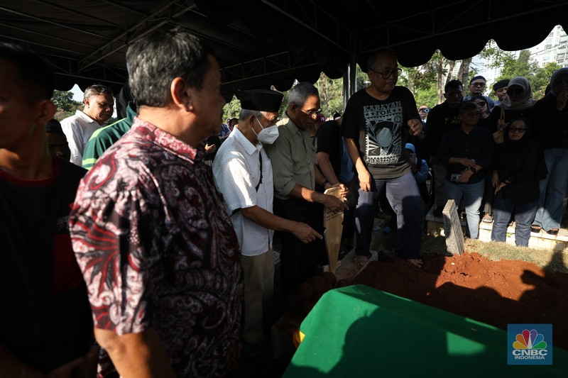 Pemakaman Ekonom Faisal Basri di TPU Menteng Pulo. (CNBC Indonesia/Tri Susilo)