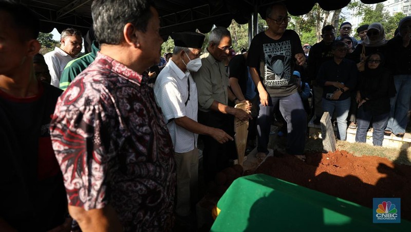 Pemakaman Ekonom Faisal Basri di TPU Menteng Pulo. (CNBC Indonesia/Tri Susilo)