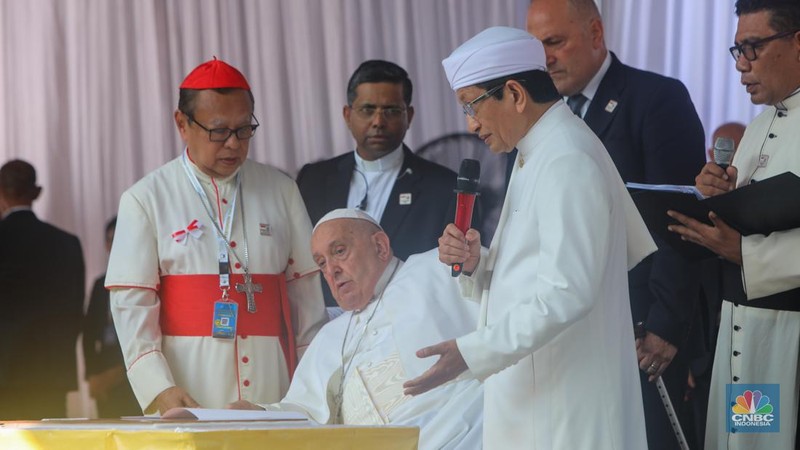 Pemimpin Gereja Katolik Dunia sekaligus Kepala Negara Vatikan, Paus Fransiskus mengunjungi Masjid Istiqlal di Jakarta, Kamis (5/9/2024). (CNBC Indonesia/Faisal Rahman)