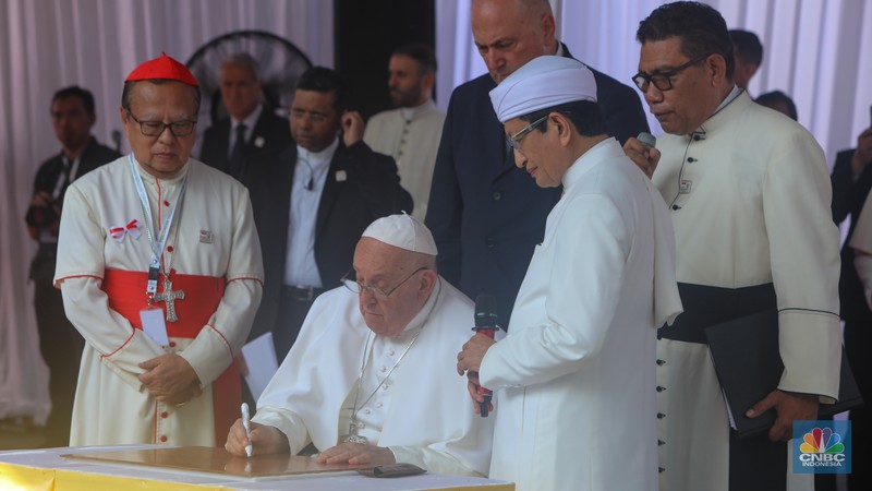 Imam Besar Masjid Istiqlal Nasaruddin Umar mencium kening Pemimpin Takhta Suci Vatikan Paus Fransiskus usai melakukan foto bersama di Masjid Istiqlal, Jakarta, Kamis (5/9/2024). (CNBC Indonesia/Faisal Rahman)