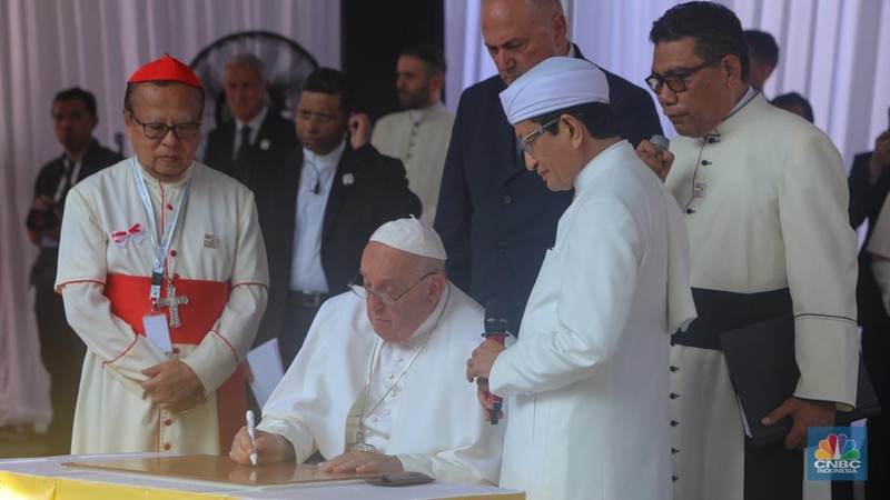 Pemimpin Gereja Katolik Dunia sekaligus Kepala Negara Vatikan, Paus Fransiskus mengunjungi Masjid Istiqlal di Jakarta, Kamis (5/9/2024). (CNBC Indonesia/Faisal Rahman)