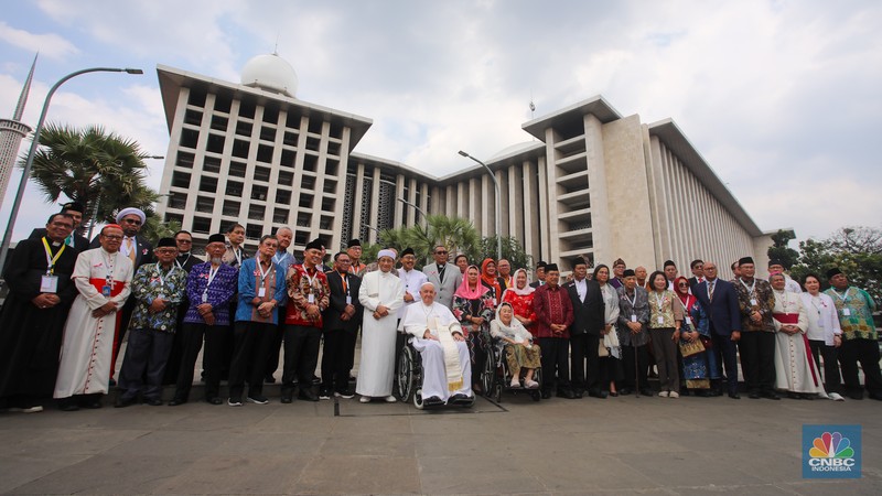 Imam Besar Masjid Istiqlal Nasaruddin Umar mencium kening Pemimpin Takhta Suci Vatikan Paus Fransiskus usai melakukan foto bersama di Masjid Istiqlal, Jakarta, Kamis (5/9/2024). (CNBC Indonesia/Faisal Rahman)