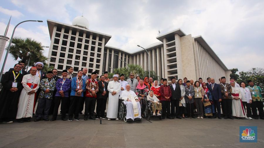 Imam Besar Masjid Istiqlal Nasaruddin Umar mencium kening Pemimpin Takhta Suci Vatikan Paus Fransiskus usai melakukan foto bersama di Masjid Istiqlal, Jakarta, Kamis (5/9/2024). (վ/Faisal Rahman)