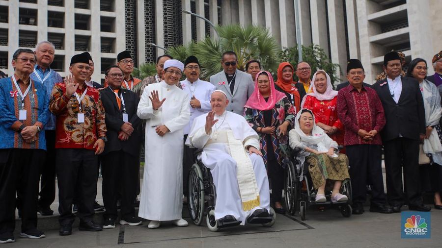 Pemimpin Gereja Katolik Dunia sekaligus Kepala Negara Vatikan, Paus Fransiskus mengunjungi Masjid Istiqlal di Jakarta, Kamis (5/9/2024). (CNBC Indonesia/Faisal Rahman)