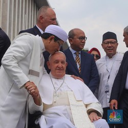 Cium Hangat Kening Paus, Imam Besar Istiqlal Sampaikan Pesan Ini