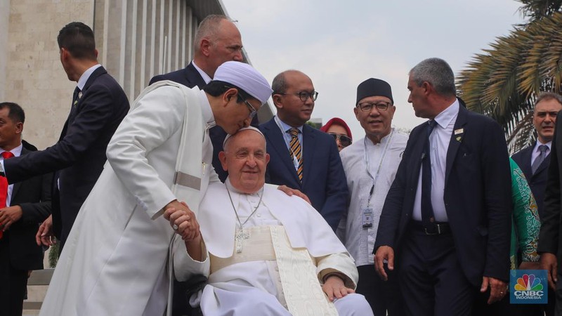 Pemimpin Gereja Katolik Dunia sekaligus Kepala Negara Vatikan, Paus Fransiskus mengunjungi Masjid Istiqlal di Jakarta, Kamis (5/9/2024). (CNBC Indonesia/Faisal Rahman)