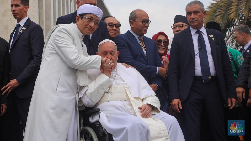 Pesawat yang membawa Paus Fransiskus tiba di Bandara Internasional Soekarno-Hatta di Jakarta pada Selasa (3/9/2024). (Photo by BAY ISMOYO / AFP)