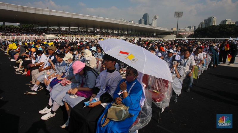 Pemimpin Gereja Katolik Dunia sekaligus Kepala Negara Vatikan, Paus Fransiskus tiba di Stadion Madya GBK, Senayan, Jakarta, Kamis (5/9/2024). (CNBC Indonesia/Faisal Rahman)