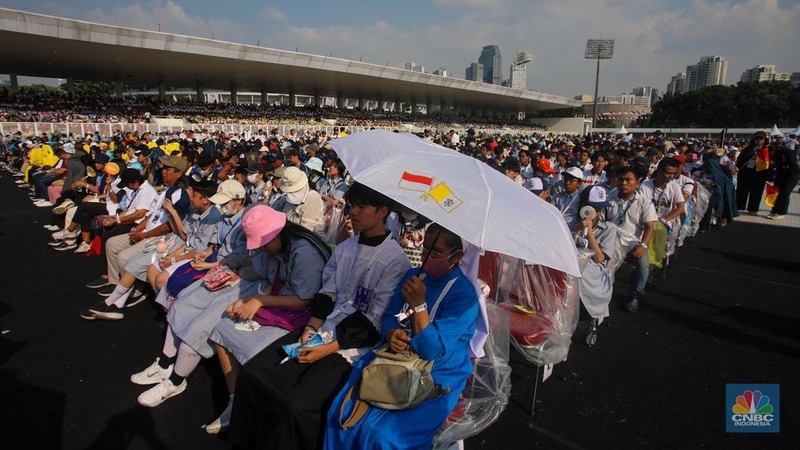 Pemimpin Gereja Katolik Dunia sekaligus Kepala Negara Vatikan, Paus Fransiskus tiba di Stadion Madya GBK, Senayan, Jakarta, Kamis (5/9/2024). (CNBC Indonesia/Faisal Rahman)