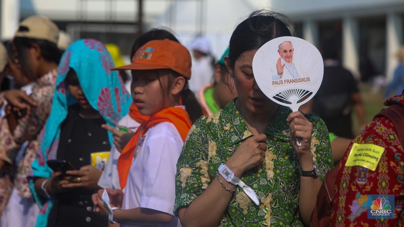 Pemimpin Gereja Katolik Dunia sekaligus Kepala Negara Vatikan, Paus Fransiskus tiba di Stadion Madya GBK, Senayan, Jakarta, Kamis (5/9/2024). (CNBC Indonesia/Faisal Rahman)