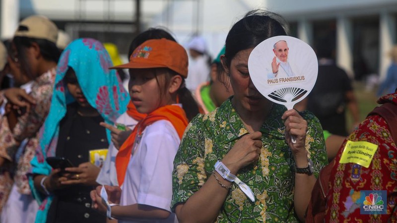 Pemimpin Gereja Katolik Dunia sekaligus Kepala Negara Vatikan, Paus Fransiskus tiba di Stadion Madya GBK, Senayan, Jakarta, Kamis (5/9/2024). (CNBC Indonesia/Faisal Rahman)