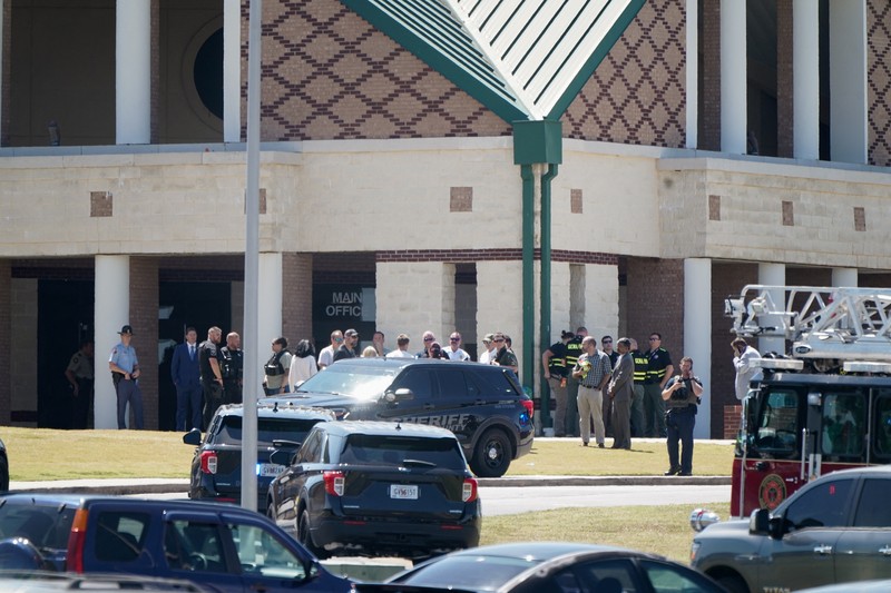 Petugas tanggap pertama berkumpul setelah petugas penegak hukum menanggapi penembakan fatal di Sekolah Menengah Apalachee dalam gambar diam dari video udara di Winder, Georgia, AS, 4 September 2024. Petugas tanggap pertama berkumpul setelah petugas penegak hukum menanggapi penembakan fatal di Sekolah Menengah Apalachee dalam gambar diam dari video udara di Winder, Georgia, AS, 4 September 2024. (ABC Affiliate WSB via REUTERS)