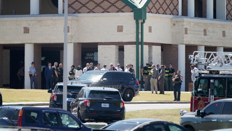 Petugas tanggap pertama berkumpul setelah petugas penegak hukum menanggapi penembakan fatal di Sekolah Menengah Apalachee dalam gambar diam dari video udara di Winder, Georgia, AS, 4 September 2024. (ABC Affiliate WSB via REUTERS)