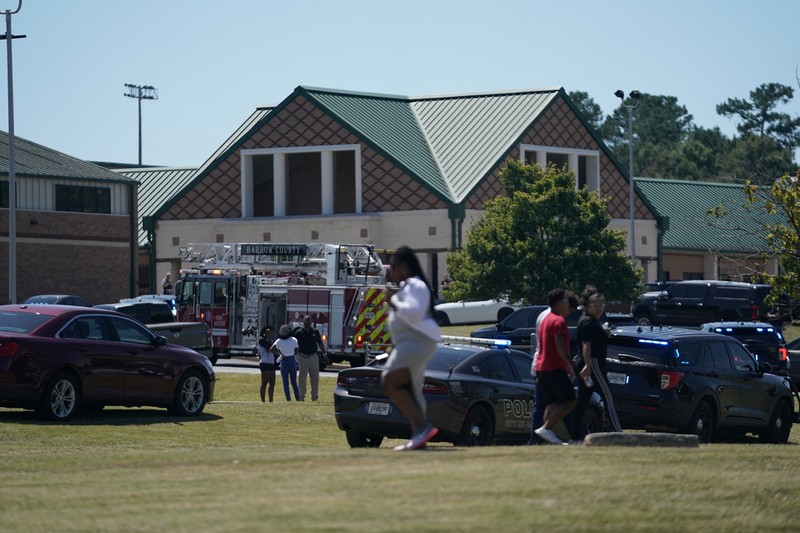 Petugas tanggap pertama berkumpul setelah petugas penegak hukum menanggapi penembakan fatal di Sekolah Menengah Apalachee dalam gambar diam dari video udara di Winder, Georgia, AS, 4 September 2024. (ABC Affiliate WSB via REUTERS)