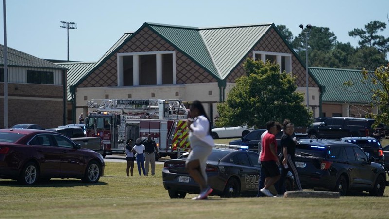 Petugas tanggap pertama berkumpul setelah petugas penegak hukum menanggapi penembakan fatal di Sekolah Menengah Apalachee dalam gambar diam dari video udara di Winder, Georgia, AS, 4 September 2024. (ABC Affiliate WSB via REUTERS)