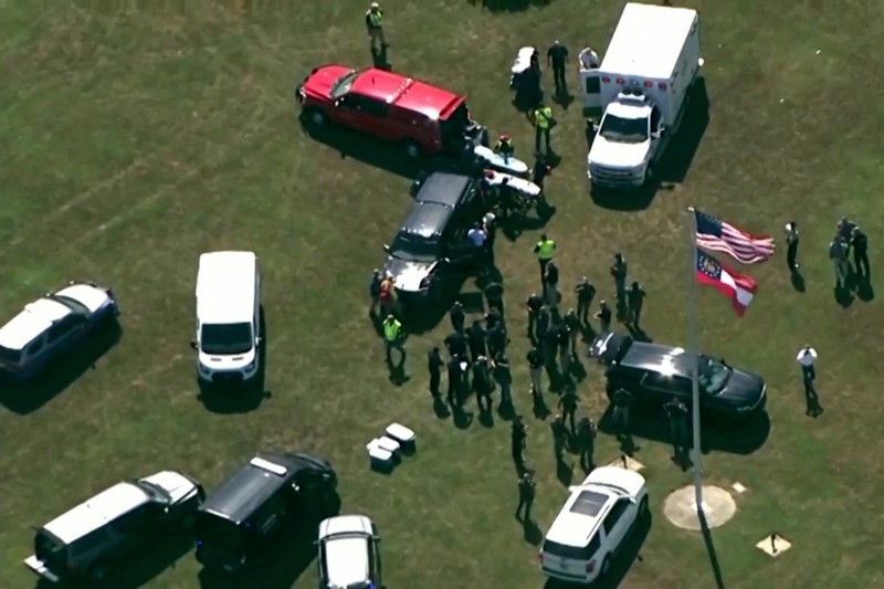 Petugas tanggap pertama berkumpul setelah petugas penegak hukum menanggapi penembakan fatal di Sekolah Menengah Apalachee dalam gambar diam dari video udara di Winder, Georgia, AS, 4 September 2024. (ABC Affiliate WSB via REUTERS)