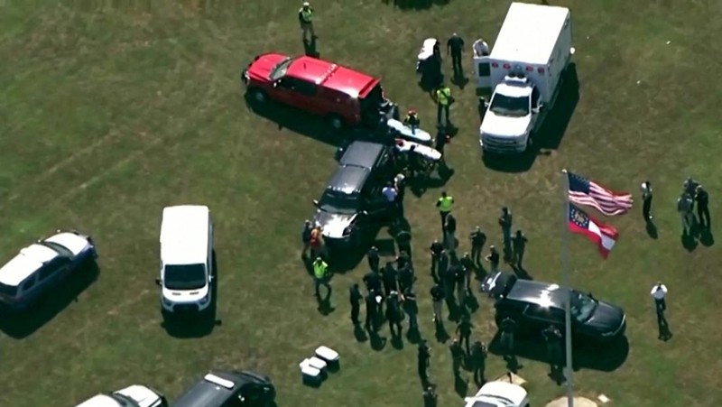 Petugas tanggap pertama berkumpul setelah petugas penegak hukum menanggapi penembakan fatal di Sekolah Menengah Apalachee dalam gambar diam dari video udara di Winder, Georgia, AS, 4 September 2024. (ABC Affiliate WSB via REUTERS)