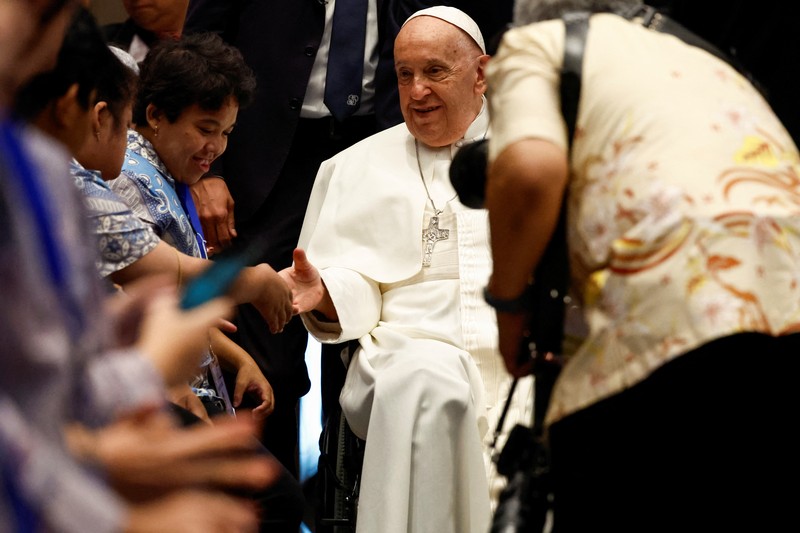 POPE-ASIA/INDONESIA Pope Francis makes a brush stroke on a canvas during a meeting with beneficiaries from charitable organizations at the Indonesian Bishops' Conference Headquarters in Jakarta, Indonesia, 05 September 2024. ADI WEDA/Pool via REUTERS