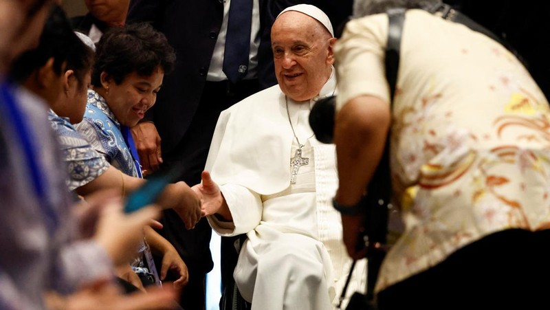 Pope Francis makes a brush stroke on a canvas during a meeting with beneficiaries from charitable organizations at the Indonesian Bishops' Conference Headquarters in Jakarta, Indonesia, 05 September 2024. ADI WEDA/Pool via REUTERS