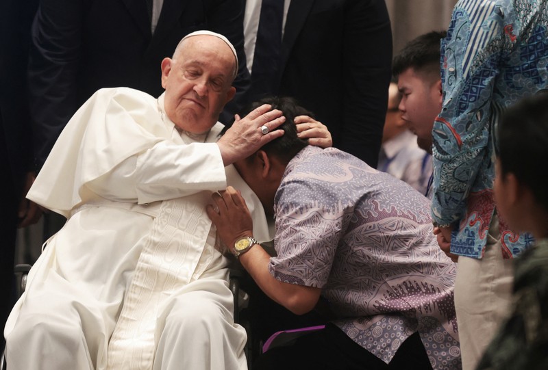 POPE-ASIA/INDONESIA Pope Francis makes a brush stroke on a canvas during a meeting with beneficiaries from charitable organizations at the Indonesian Bishops' Conference Headquarters in Jakarta, Indonesia, 05 September 2024. ADI WEDA/Pool via REUTERS