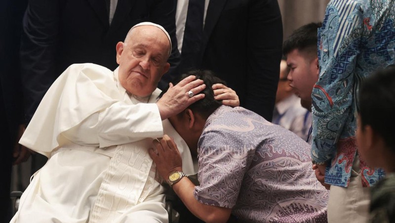 Pope Francis makes a brush stroke on a canvas during a meeting with beneficiaries from charitable organizations at the Indonesian Bishops' Conference Headquarters in Jakarta, Indonesia, 05 September 2024. ADI WEDA/Pool via REUTERS