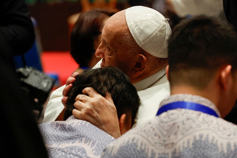 POPE-ASIA/INDONESIA Pope Francis makes a brush stroke on a canvas during a meeting with beneficiaries from charitable organizations at the Indonesian Bishops' Conference Headquarters in Jakarta, Indonesia, 05 September 2024. ADI WEDA/Pool via REUTERS