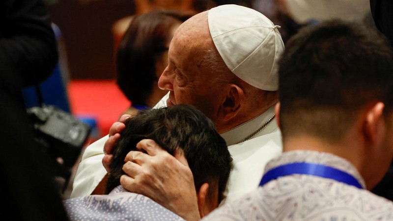 Pope Francis makes a brush stroke on a canvas during a meeting with beneficiaries from charitable organizations at the Indonesian Bishops' Conference Headquarters in Jakarta, Indonesia, 05 September 2024. ADI WEDA/Pool via REUTERS