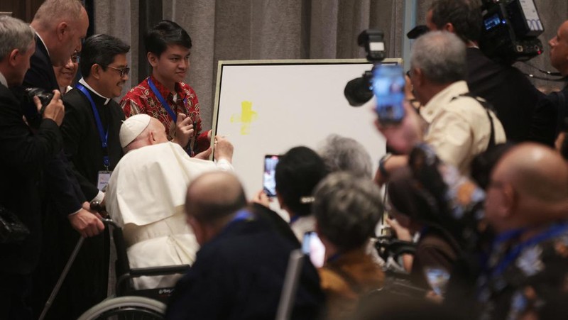 Pope Francis makes a brush stroke on a canvas during a meeting with beneficiaries from charitable organizations at the Indonesian Bishops' Conference Headquarters in Jakarta, Indonesia, 05 September 2024. ADI WEDA/Pool via REUTERS