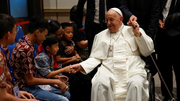 Pope Francis greets a child on the day he attends a meeting with beneficiaries from charitable organizations, during his apostolic visit to Asia, at Indonesian Bishops' Conference headquarters in Jakarta, Indonesia, September 5, 2024. REUTERS/Willy Kurniawan/Pool