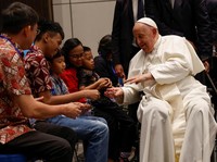 Ini 4 Hal yang Bikin Paus Fransiskus Tersentuh Selama di Indonesia