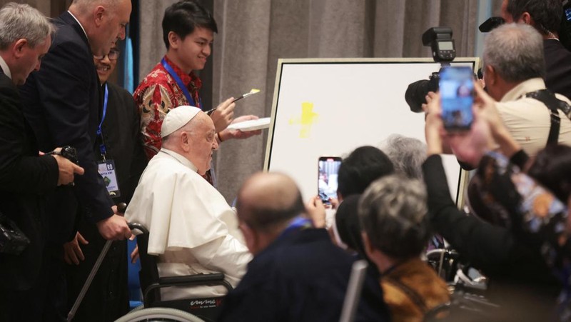 Pope Francis makes a brush stroke on a canvas during a meeting with beneficiaries from charitable organizations at the Indonesian Bishops' Conference Headquarters in Jakarta, Indonesia, 05 September 2024. ADI WEDA/Pool via REUTERS