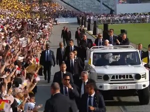 Momen Paus Fransiskus Naik Popemobile Tanpa Atap Buatan Pindad di GBK