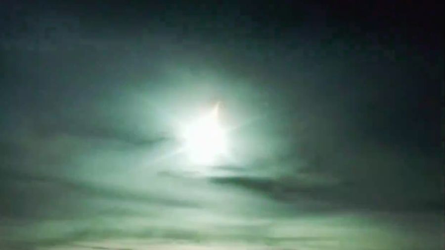 Sebuah bola api misterius terbang di Kota Tuguegarao yang disebabkan oleh terbakarnya asteroid kecil 2024. (Tangkapan Layar X @@sciencekonek)