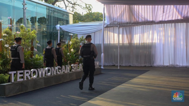 Sejumlah petugas kepolisian melalukan penjagaan di Masjid Istiqlal, Jakarta, Kamis (5/9/2024). (CNBC Indonesia/Faisal Rahman)