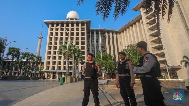 Sejumlah petugas kepolisian melalukan penjagaan di Masjid Istiqlal, Jakarta, Kamis (5/9/2024). (CNBC Indonesia/Faisal Rahman)