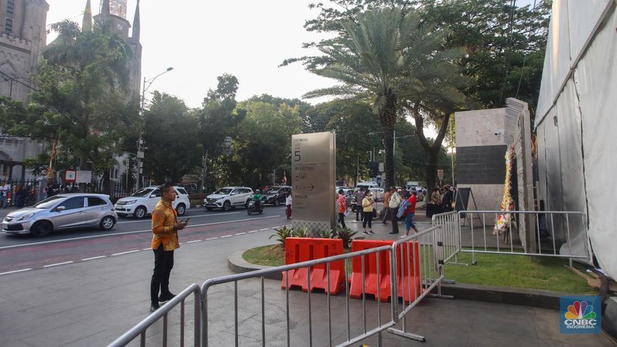 Sejumlah petugas kepolisian melalukan penjagaan di Masjid Istiqlal, Jakarta, Kamis (5/9/2024). (CNBC Indonesia/Faisal Rahman)